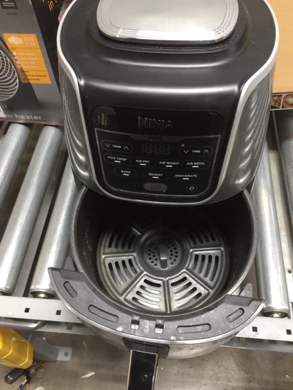 Photo 2 of **NON-FUNCTIONAL PARTS ONLY**
Ninja 5.5 qt. Grey XL Air Fryer Max (AF161)