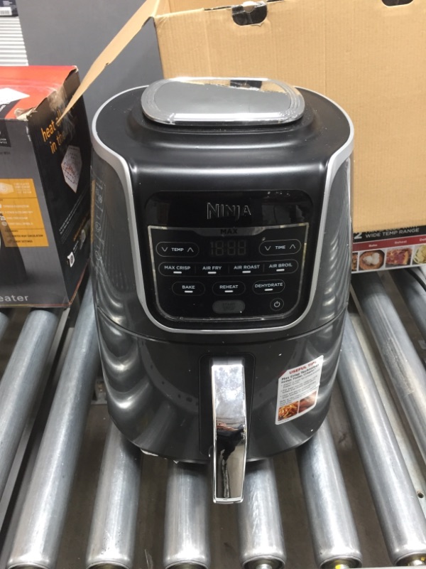 Photo 3 of **NON-FUNCTIONAL PARTS ONLY**
Ninja 5.5 qt. Grey XL Air Fryer Max (AF161)