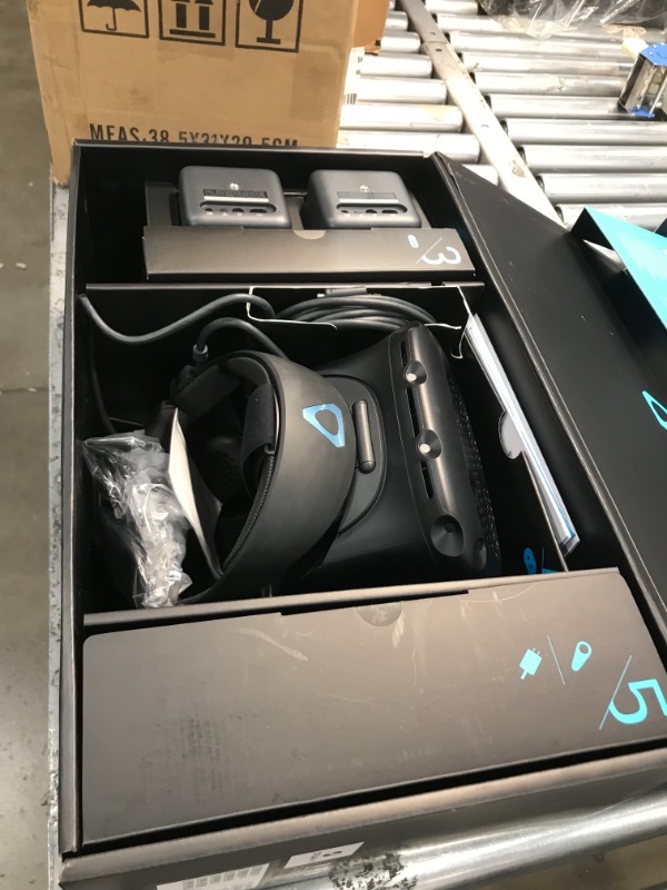 Photo 12 of HTC VIVE Cosmos Elite VR Headset
