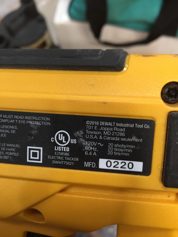 Photo 3 of (DOES NOT FUNCTION) DeWalt 5-in-1 Multi-Tacker and Brad Nailer
**DID NOT TURN ON**