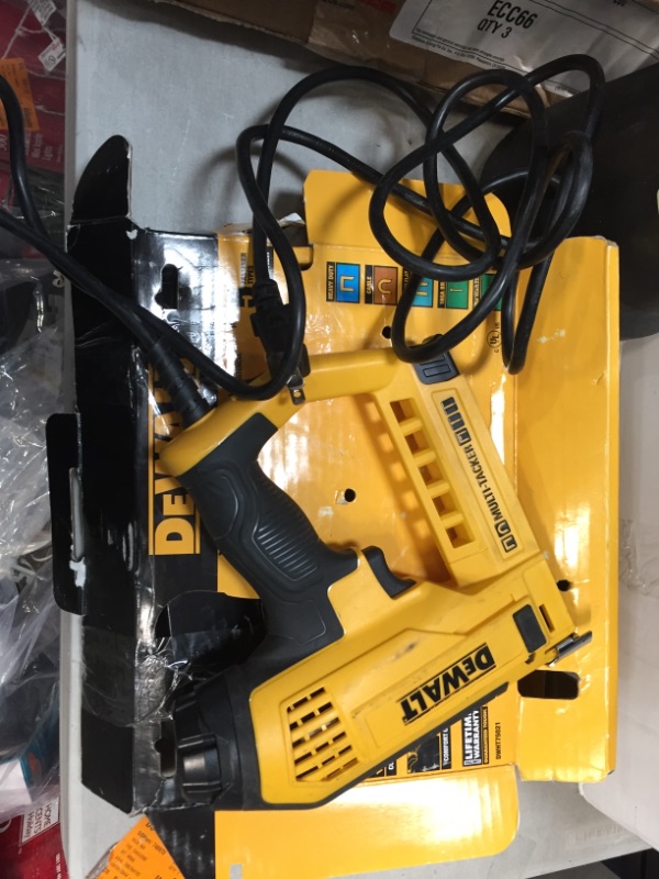 Photo 2 of (DOES NOT FUNCTION) DeWalt 5-in-1 Multi-Tacker and Brad Nailer
**DID NOT TURN ON**