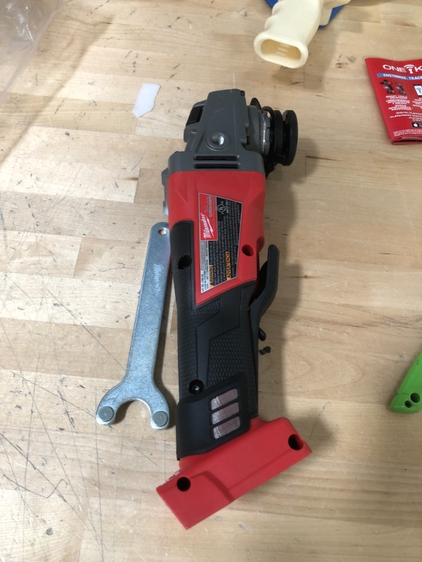 Photo 2 of **INCOMPLETE & DAMAGED**
M18 FUEL 18-Volt Lithium-Ion Brushless Cordless 4-1/2 in./5 in. Grinder w/Paddle Switch (Tool-Only)
