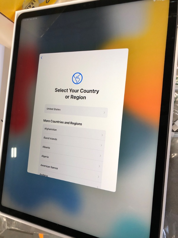 Photo 2 of Apple 12.9 iPad Pro (5th Gen) - Apple M1 Chip 256GB SSD Liquid Retina
