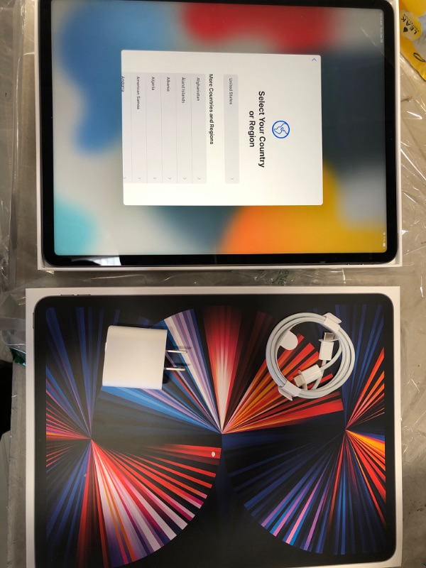 Photo 3 of Apple 12.9 iPad Pro (5th Gen) - Apple M1 Chip 256GB SSD Liquid Retina
