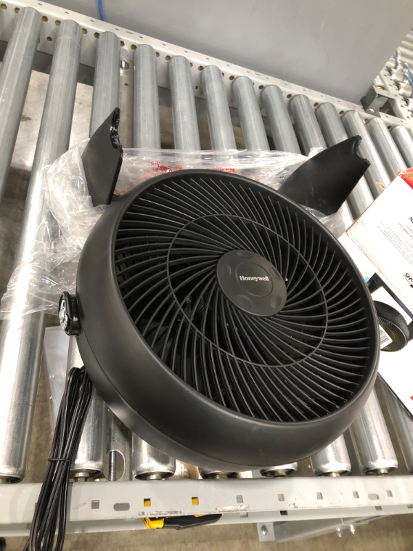 Photo 2 of BROKEN STAND* TESTED WORKS*
Honeywell HT-908 TurboForce Room Air Circulator Fan, Medium, Black –Quiet Personal Fanfor Home or Office, 3 Speeds and 90 Degree Pivoting Head
