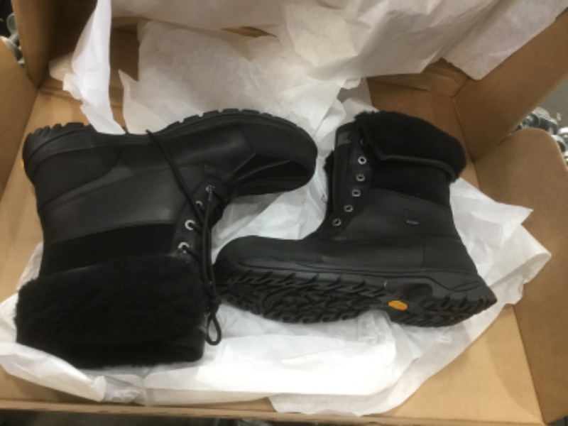 Photo 2 of UGG Men's Butte Snow Boot SIZE 10
