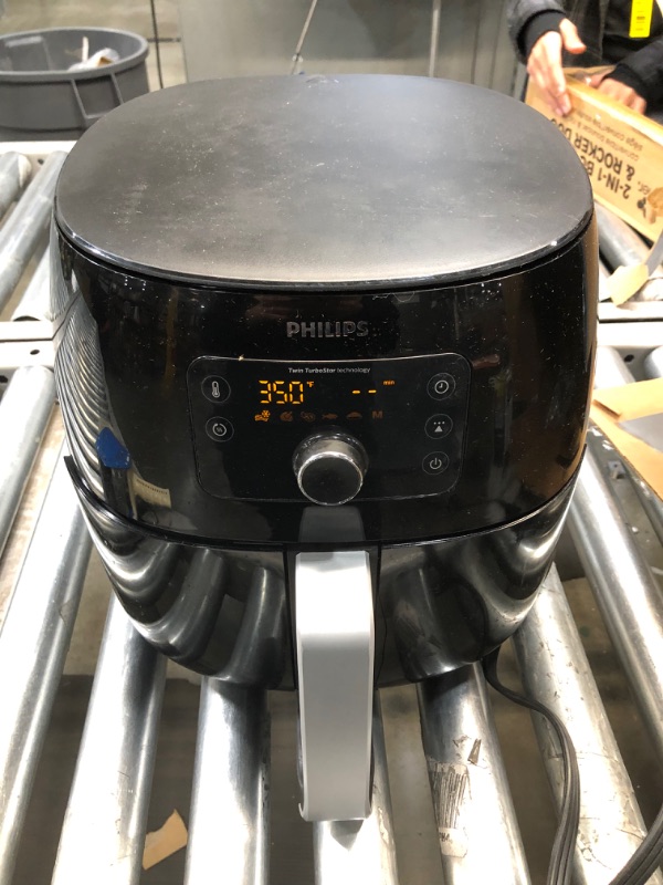 Photo 2 of Drawer doesn't close fully and cracked
Philips Premium Airfryer XXL with Fat Removal Technology, 3lb/7qt, Black, HD9650/96

//powers on
