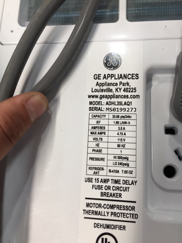 Photo 1 of GE
35 pt. Dehumidifier for Very Damp Rooms up to 1000 sq. ft. in White, ENERGY STAR
//POWERS ON!
