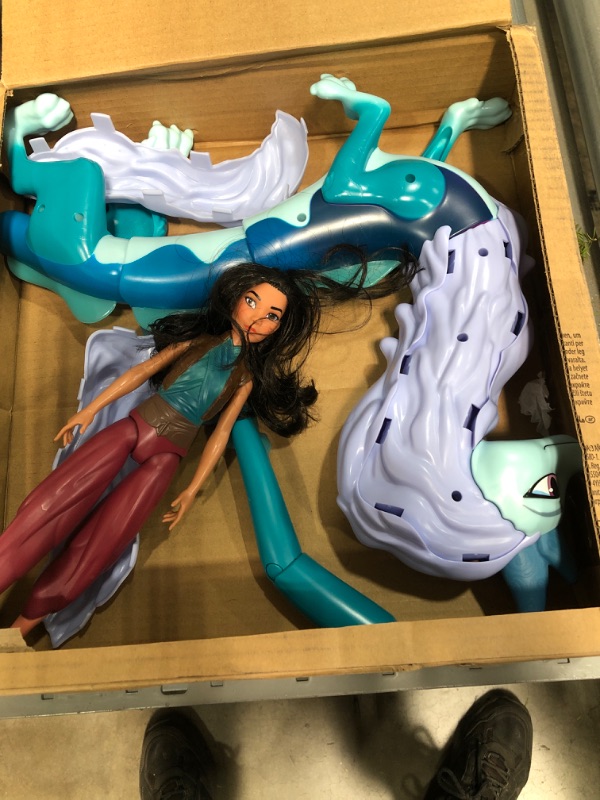 Photo 2 of Disney's Raya and the Last Dragon Color Splash Raya and Sisu Dragon, Water Toy for Kids 3 and up
