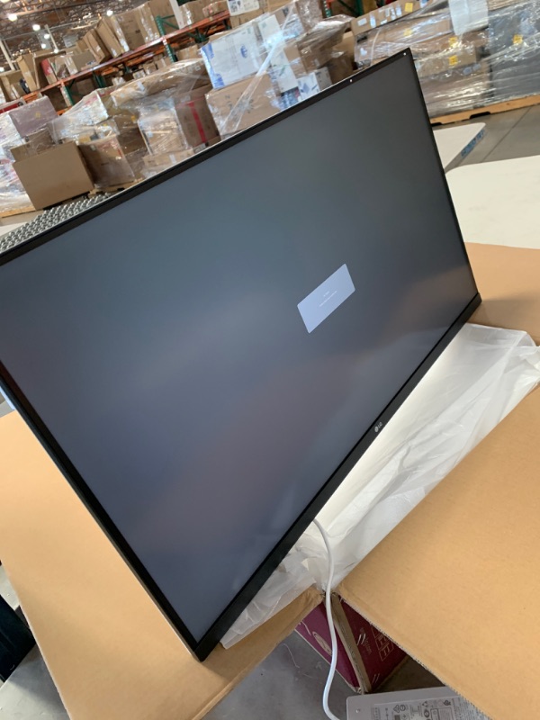 Photo 4 of LG 32UP550-W 32 Inch UHD (3840 x 2160) VA Display with AMD FreeSync, DCI-P3 90% Color Gamut with HDR 10 Compatibility and USB Type-C Connectivity – Silver/White
