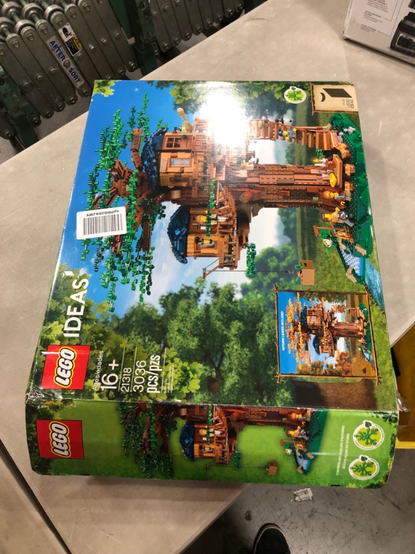 Photo 3 of LEGO Ideas Tree House 21318
**BOX OPENED**