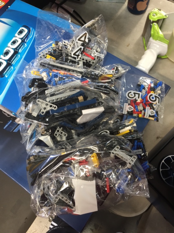 Photo 8 of LEGO Technic Bugatti Chiron 42083
**BOX OPENED**