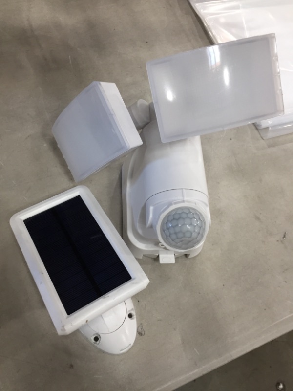 Photo 2 of *USED*
*MISSING manual and hardware*
Defiant 180° 2-Head White Solar Powered Motion Outdoor Integrated LED Flood Light