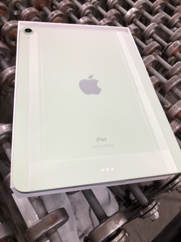 Photo 3 of BRAND NEW! WAS SEALED, OPENED TO TEST. TESTED TURNS ON**
2020 Apple iPad Air (10.9-inch, Wi-Fi, 256GB) - Green (4th Generation)
