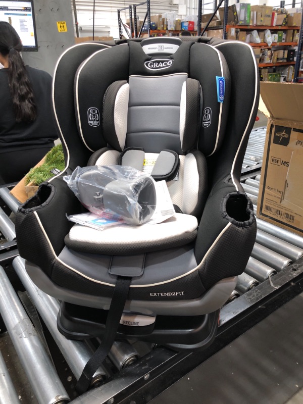 Photo 2 of Graco Extend2Fit Convertible Car Seat, Ride Rear-Facing Longer, Gotham
