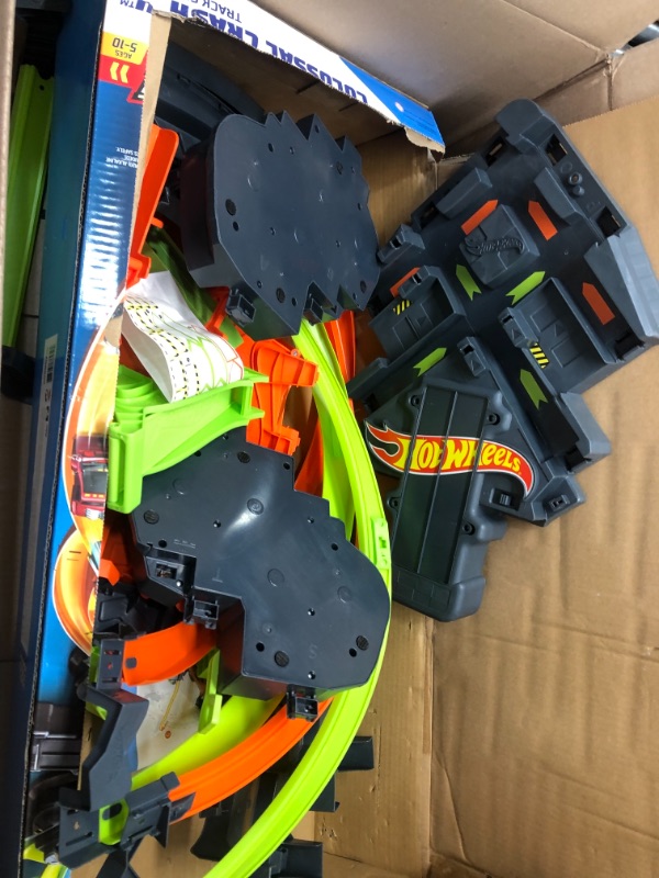 Photo 2 of Hot Wheels Colossal Crash Track Set 7.98 x 60 x 13.78 inches

