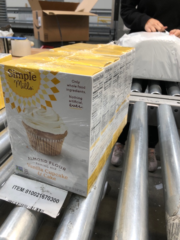 Photo 3 of ***BEST BY 1/18/2022 *** Simple Mills Almond Flour Baking Mix, Gluten Free Vanilla Cake Mix, Muffin pan ready, Good for Baking, Nutrient Dense, 11.5oz, 6 PACK

