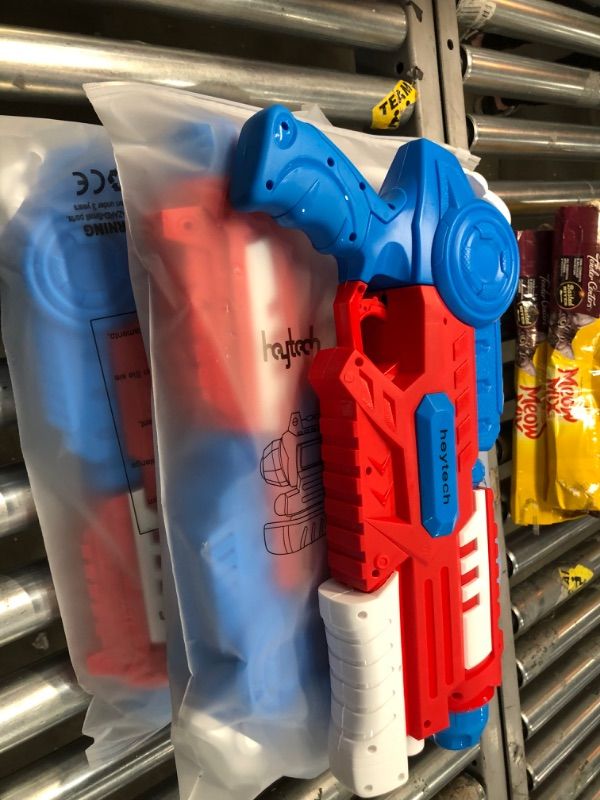 Photo 4 of 3 pack of heytech 2 Pack Super Water Gun Water Blasters 1200CC High Capacity Water Soaker Blaster Squirt Toys Swimming Pool Beach Sand Water Fighting Toy Blue and red 
 - Total of 6 guns