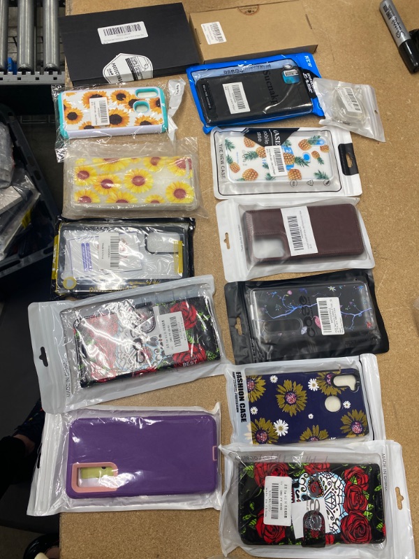 Photo 1 of **NON- REFUNDABLE** Assortment of Samsung products and Samsung earbud case