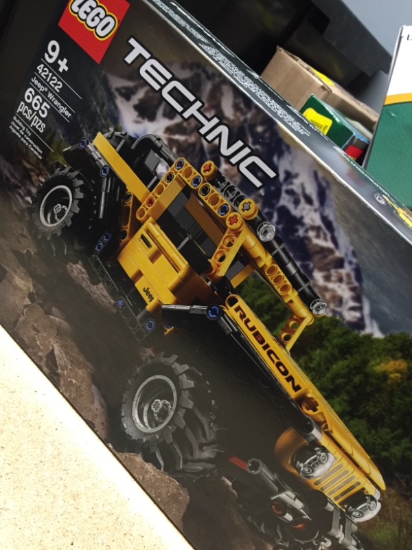 Photo 2 of LEGO 42122 Technic Jeep Wrangler...