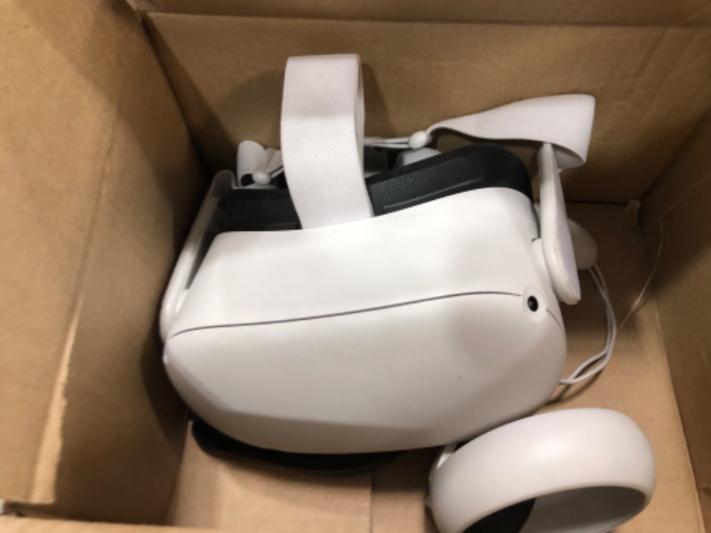 Photo 2 of Oculus Quest 2 — Advanced All-In-One Virtual Reality Headset **UNSURE HOW MUCH IF IT HAS 128GB OR 256GB**