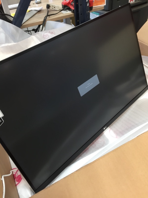 Photo 2 of LG 32UN550-W Monitor 32" UHD (3840 x 2160) Display, DCI-P3 90% Color Gamut, HDR 10, AMD FreeSync, Borderless Design, Tilt/Height Adjustable Stand - Silver
