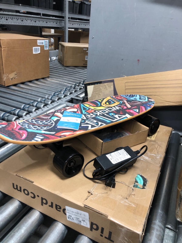 Photo 4 of *DOESNT WORK/PARTS* WOOKRAYS Electric Skateboard with Wireless Remote Control, 350W, Max 12.4 MPH, 7 Layers Maple E-Skateboard, 3 Speed Adjustment for Adult, Teens, and Kids BlackLPNPMOE2400897
