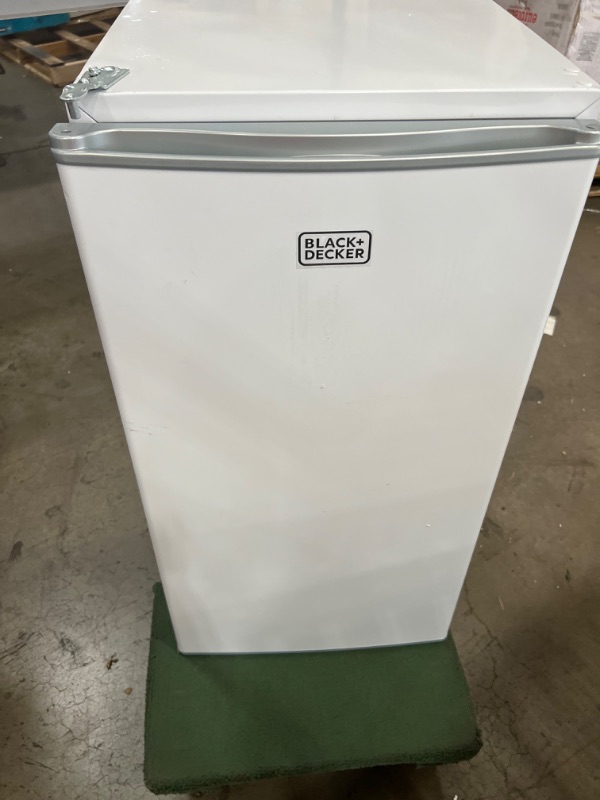 Photo 2 of BLACK+DECKER BCRK32W Compact Refrigerator Energy Star Single Door Mini Fridge with Freezer, 3.2 Cubic Ft., White
DOOR IS SCREWED OFF!!! MISSING HARDWARE, SMALL DENTS ON CORNERS**