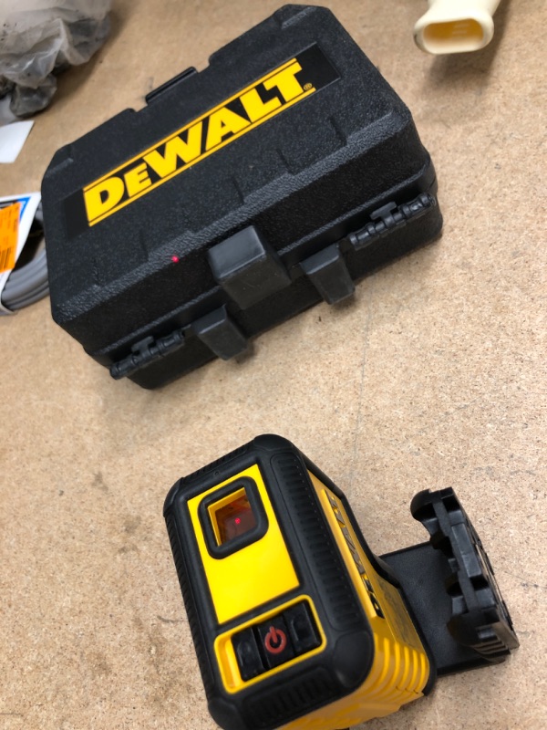 Photo 2 of **SERIAL NUMBER : 007769**
DeWalt DW08302 Red 3 Spot Laser Level
