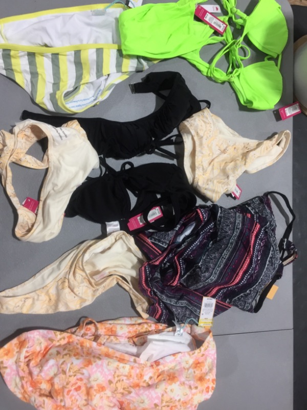 Photo 1 of BUNDLE - SWIMSUITS - GIRLS - VARIOUS SIZES AND STYLES - ITEMS COME AS IS 