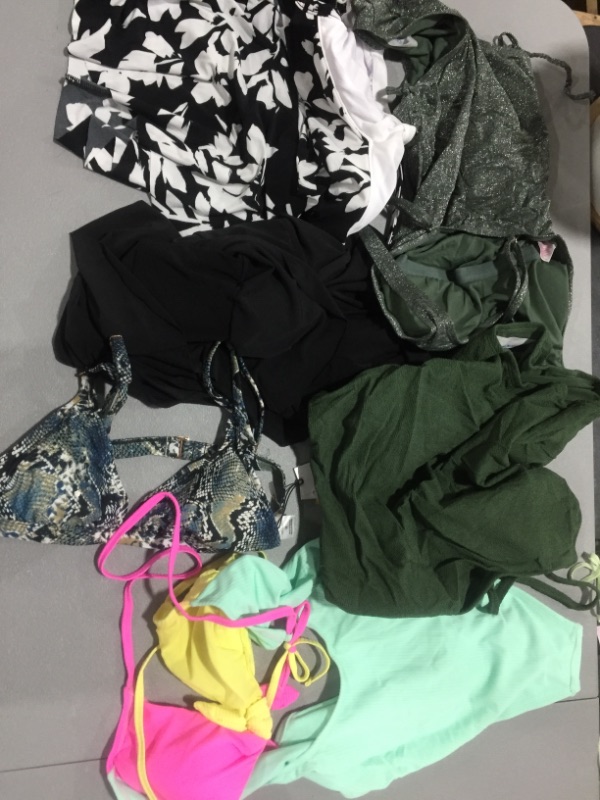 Photo 1 of BUNDLE - SWIMSUITS - GIRLS - VARIOUS SIZES AND STYLES - ITEMS COME AS IS 