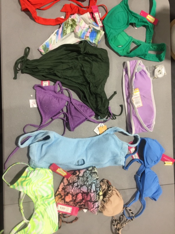 Photo 1 of BUNDLE - SWIMSUITS - GIRLS - VARIOUS SIZES AND STYLES - ITEMS COME AS IS 