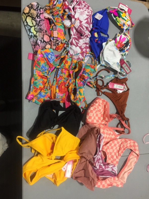 Photo 1 of BUNDLE - SWIMSUITS - GIRLS - VARIOUS SIZES AND STYLES - ITEMS COME AS IS 