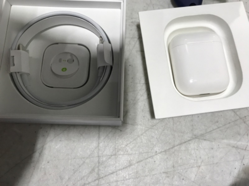 Photo 2 of Apple AirPods 2nd gen **dirty**