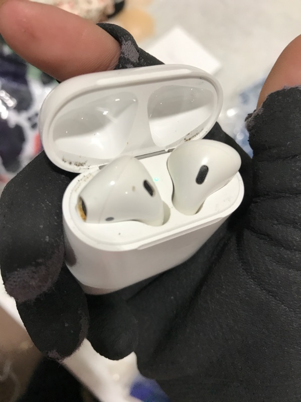 Photo 3 of Apple AirPods 2nd gen **dirty**