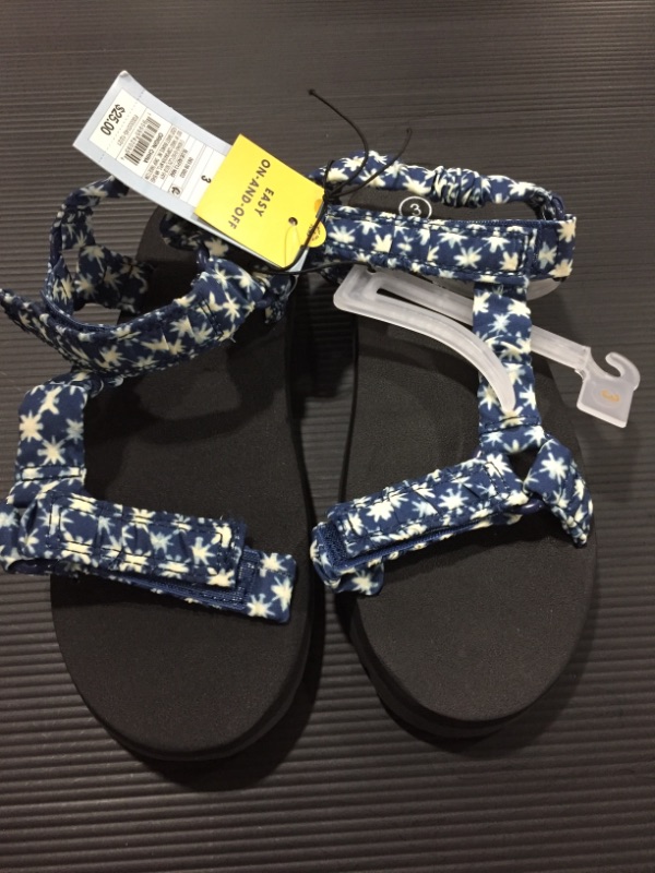 Photo 2 of GIRLS SANDALS - SIZE 3 