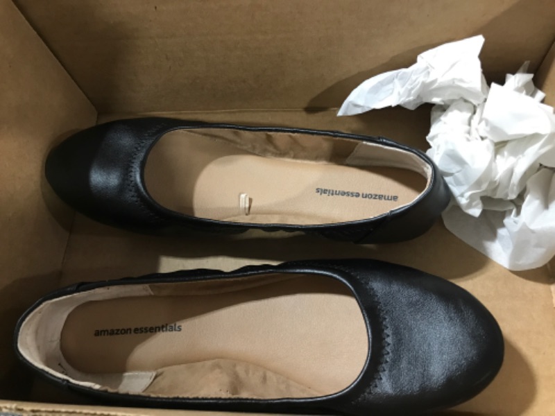 Photo 2 of Amazon Essentials Women's Black Flats, Size 8 1/2