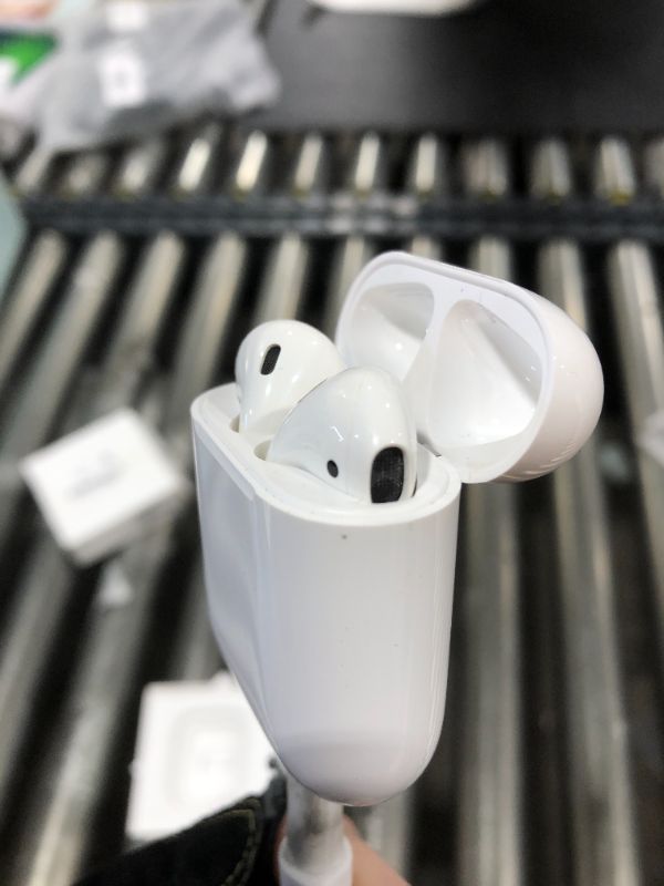 Photo 3 of Apple - AirPods with Charging Case (2nd generation) - White
