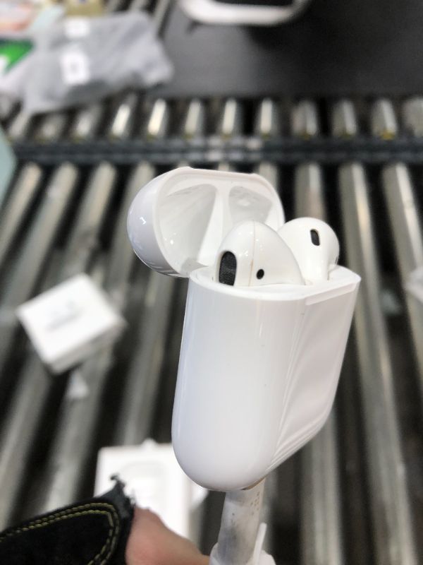 Photo 4 of Apple - AirPods with Charging Case (2nd generation) - White
