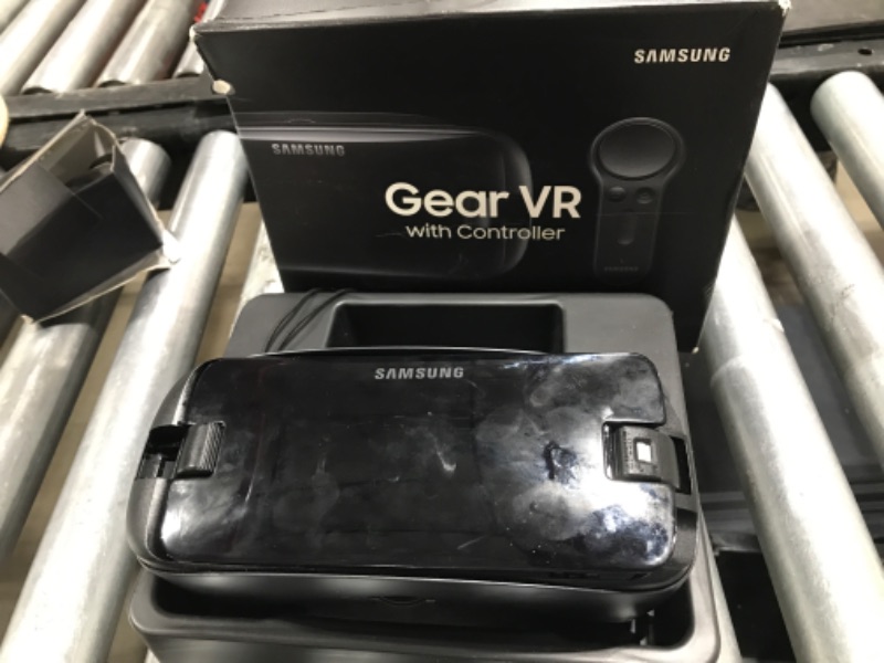 Photo 2 of Samsung Gear VR with Controller 2017 Model - Black (SM-R325) (498525) UNABLE TO TEST 
