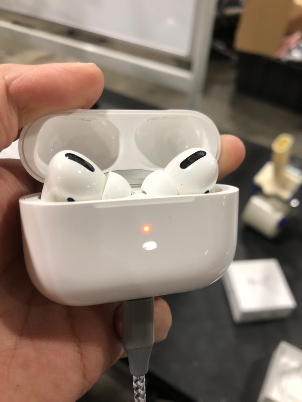 Photo 3 of Apple AirPods Pro (1st Generation)
