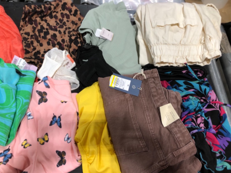 Photo 2 of BOX LOT--WOMENS MISCELLANEOUS CLOTHING BUNDLE VARIOUS SIZES