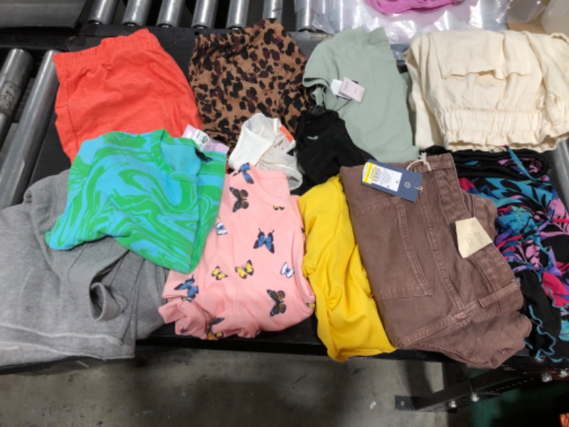 Photo 1 of BOX LOT--WOMENS MISCELLANEOUS CLOTHING BUNDLE VARIOUS SIZES