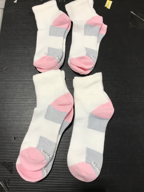 Photo 1 of (4 PACK) WOMEN SOCKS 5-10 SHOE SIZE