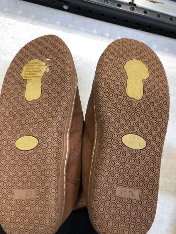 Photo 4 of Old Friend Men's Adjustable Strap Slipper
SIZE 11 5E