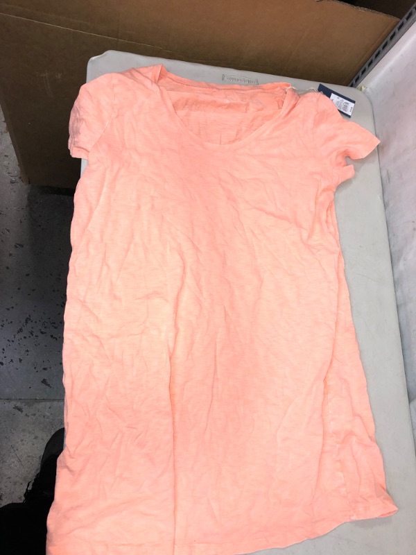 Photo 2 of  UNIVERSAL THREADS PEACH TSHIRT