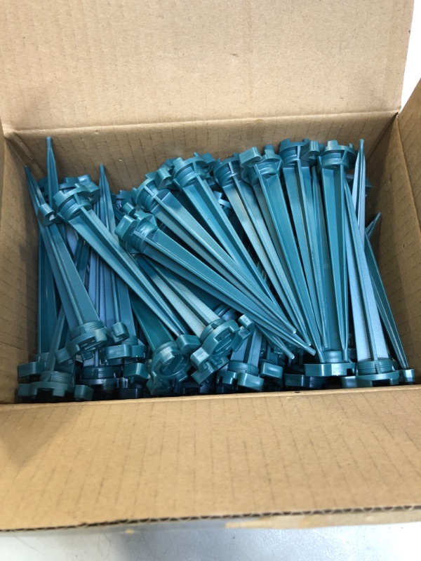 Photo 1 of 60 Pieces 4.5 Inch Christmas Light Stakes Yard Lawn Stakes C7 C9 Light Stake Universal Outdoor Lighting Outlet for Christmas Decorations Outdoor Garden Patio Path (Green)
