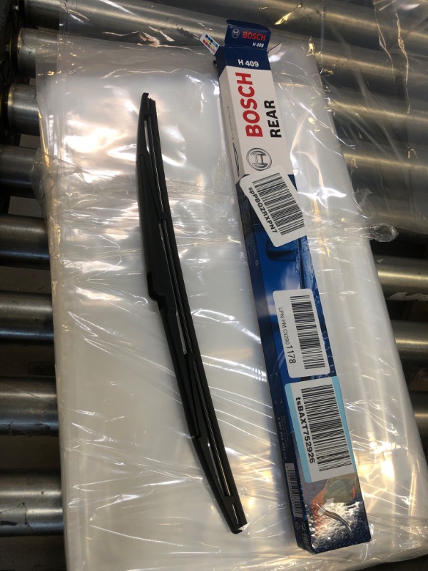 Photo 2 of Bosch Automotive Rear Wiper Blade H409 /3397011431 Original Equipment Replacement- 16'' (Pack of 1) H409 (16")