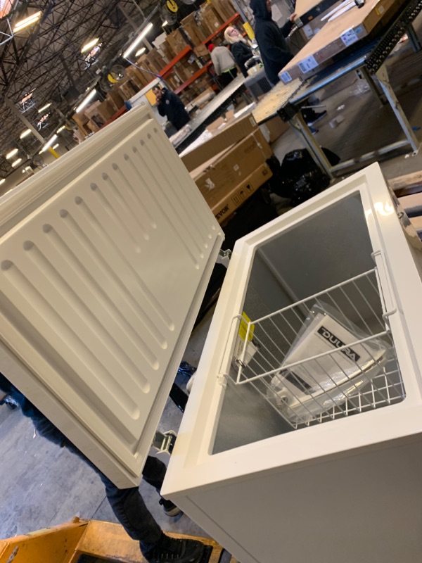 Photo 3 of DUURA DCF7 Heavy Duty Commercial Sub Zero Chest Freezer Locking Lid NSF Garage Ready, 7 Cubic Feet 198 Liter 37.8 Inches Wide, White --- No Box Packaging, Minor Use, Slightly Dirty from Shipping and Handling, Crack and Damage on Corner as Shown in Picture
