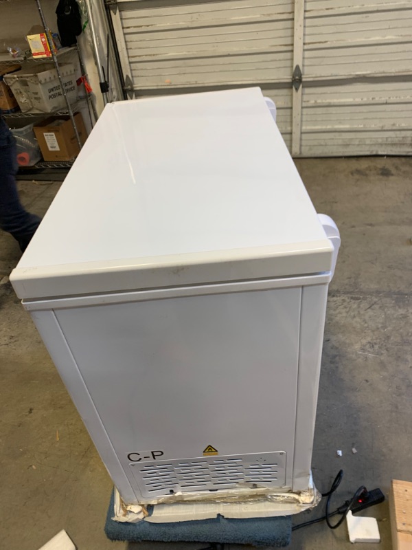 Photo 4 of DUURA DCF7 Heavy Duty Commercial Sub Zero Chest Freezer Locking Lid NSF Garage Ready, 7 Cubic Feet 198 Liter 37.8 Inches Wide, White --- No Box Packaging, Minor Use, Slightly Dirty from Shipping and Handling, Crack and Damage on Corner as Shown in Picture